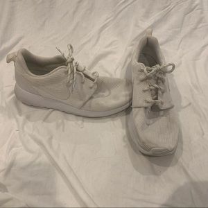 Nike roshe run white sneakers